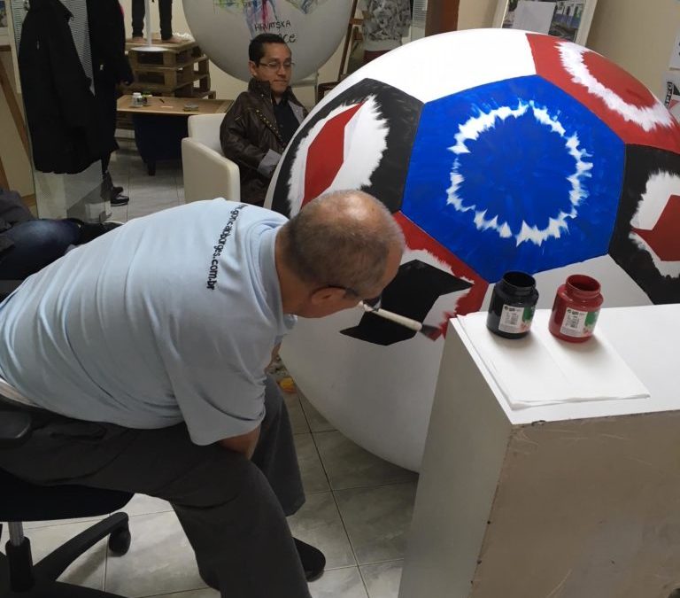 ARTISTAS DA APBP SÃO CONVIDADOS A PINTAR BOLAS PARA A FOOTBALL PARADE DE SÃO PAULO