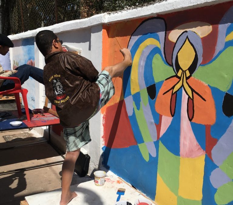 Artistas da APBP pintam muro do Hospital Sorocabana na Lapa em homenagem ao Dia internacional dos Pintores com a boca e os pés