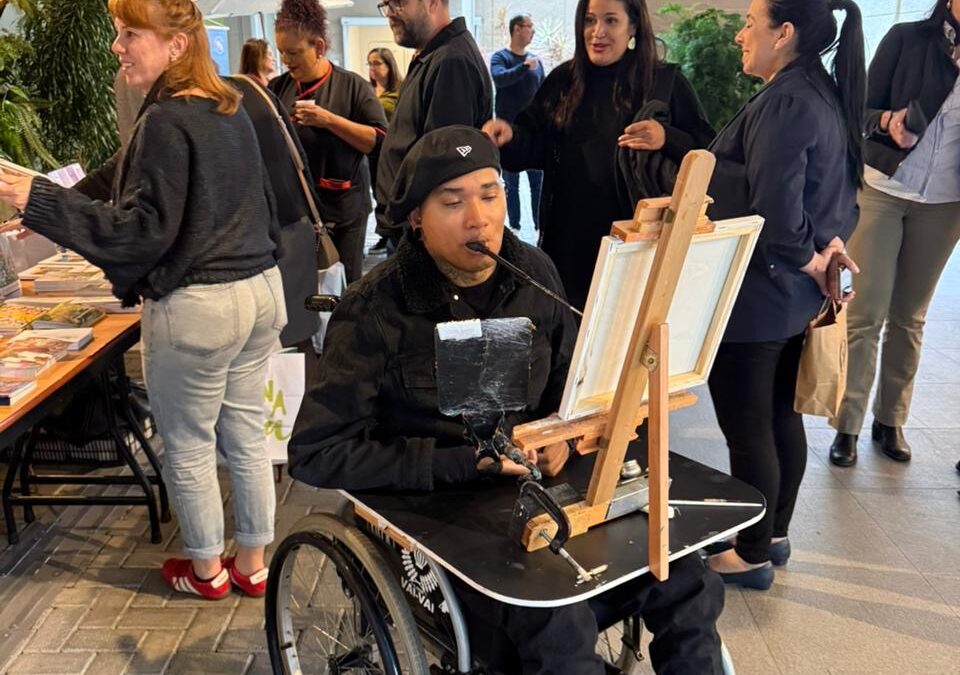 EXPOSIÇÃO DE PRODUTOS E DEMONSTRAÇÃO DE PINTURA NA EMPRESA HDI